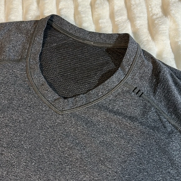 Men’s Lululemon V-neck - Picture 2 of 4